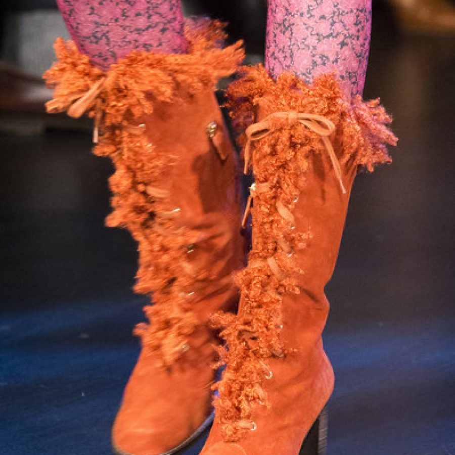 рыжие сапоги от Anna Sui