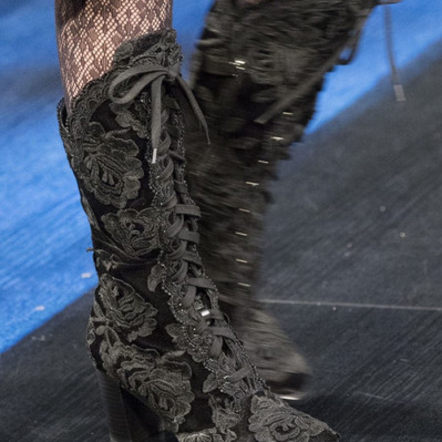 Черные сапоги от Anna Sui